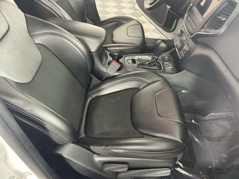 Used 2020 Jeep Cherokee Latitude Plus image 12