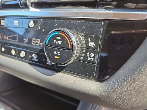 Used 2022 Nissan Pathfinder Platinum image 41