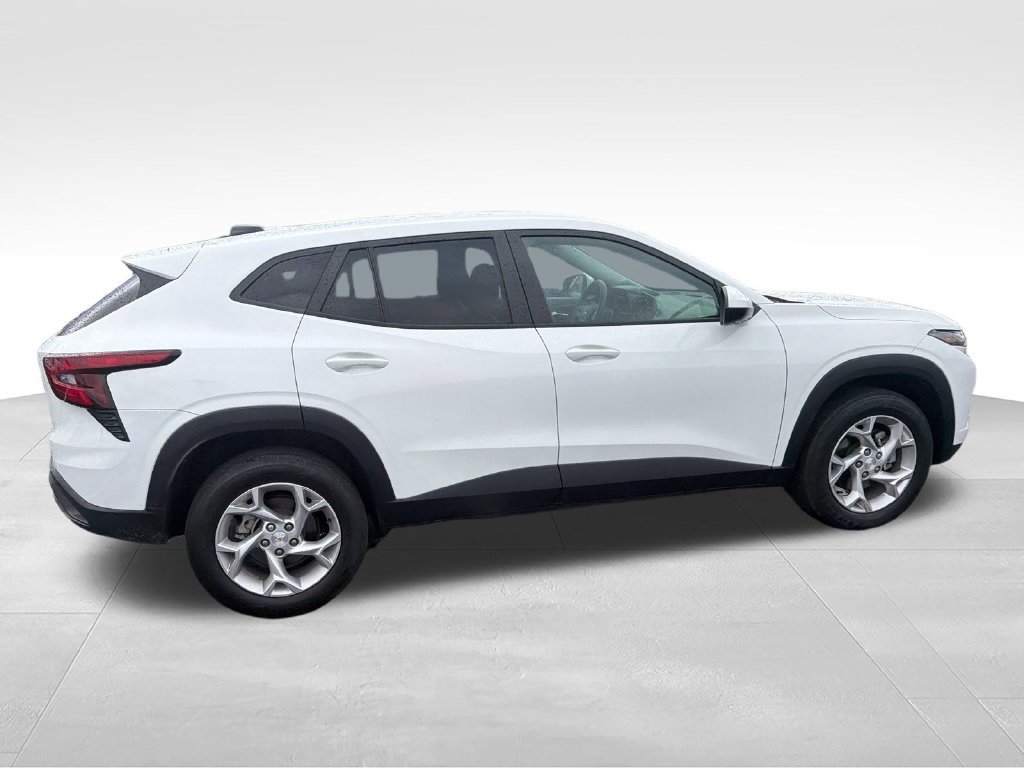 Used 2024 Chevrolet Trax LS w/ LS Convenience Package FWD image 7