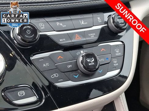 Used 2024 Chrysler Pacifica Limited FWD image 17