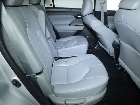 Used 2022 Toyota Highlander XLE AWD/4WD image 34