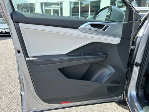 Used 2025 Volkswagen Taos SE AWD/4WD image 9