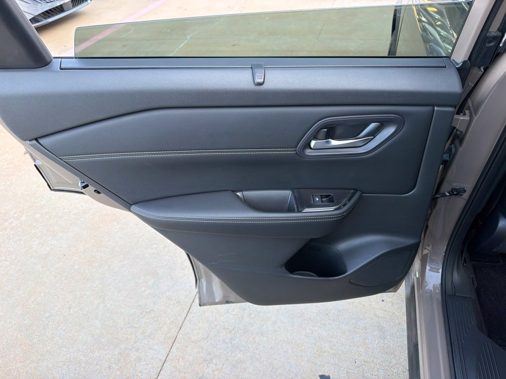 Used 2024 Nissan Rogue SV w/ SV Premium Package FWD image 14
