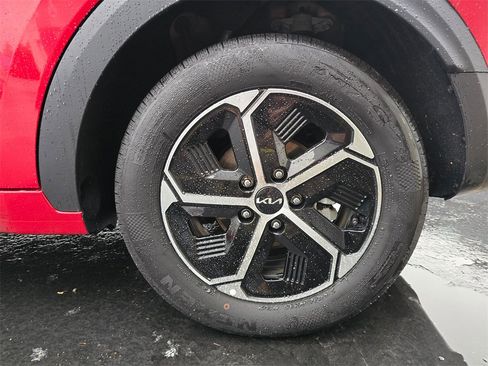 Used 2024 Kia Niro LX image 6