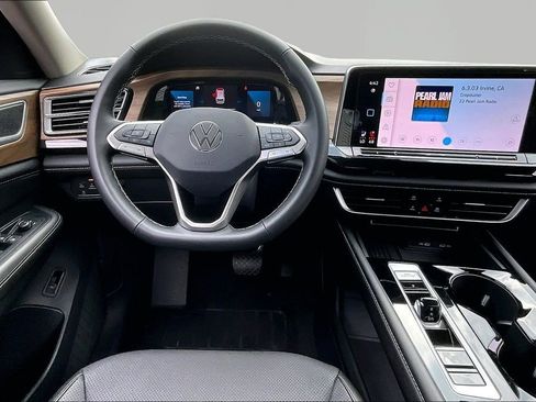 Used 2025 Volkswagen Atlas SE FWD image 8