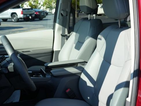 Used 2023 Toyota Sienna XLE FWD image 24