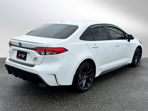 Used 2025 Toyota Corolla SE AWD/4WD image 3