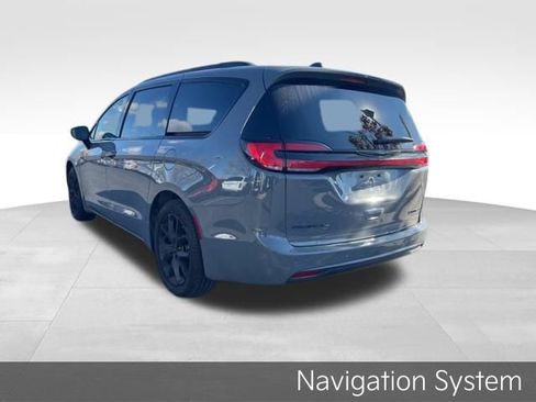 Used 2025 Chrysler Pacifica Limited image 5