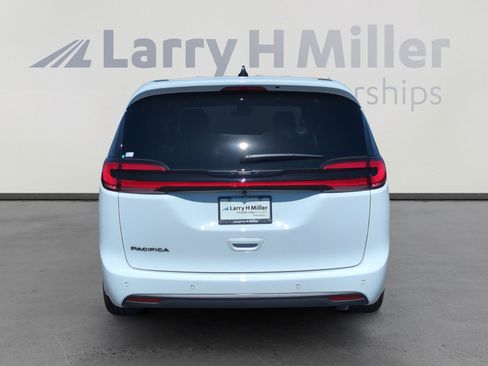 New 2026 Chrysler Pacifica Select FWD image 4