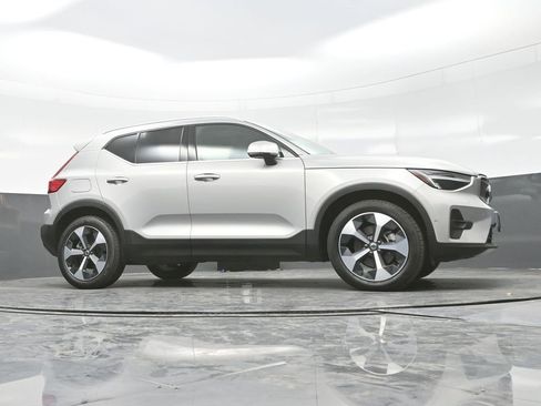 Used 2025 Volvo XC40 B5 Plus AWD/4WD image 29