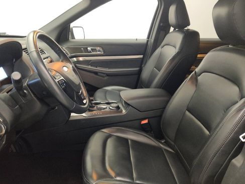 Used 2019 Ford Explorer XLT w/ Equipment Group 202A AWD/4WD image 15