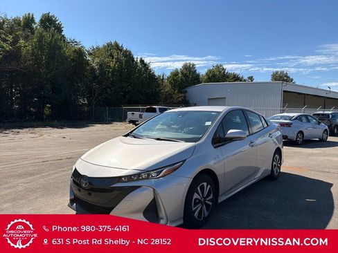 Used 2017 Toyota Prius Prime Premium image 2