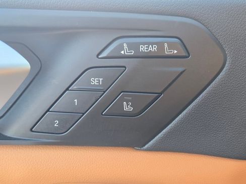 Used 2022 BMW X7 xDrive40i w/ M Sport Package image 42