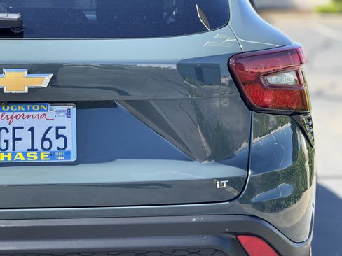 Used 2025 Chevrolet Trax LT FWD image 8