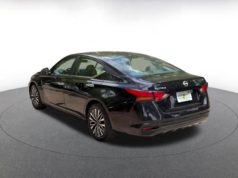 Used 2025 Nissan Altima 2.5 SV image 11
