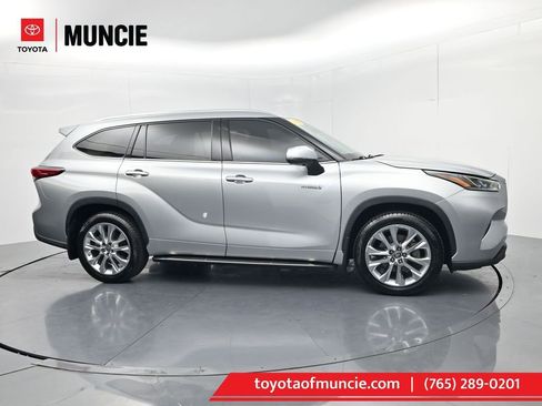 Used 2021 Toyota Highlander Limited image 1