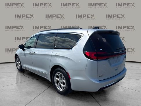 Used 2023 Chrysler Pacifica Limited FWD image 2