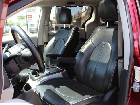 Used 2018 Chrysler Pacifica Limited FWD image 26