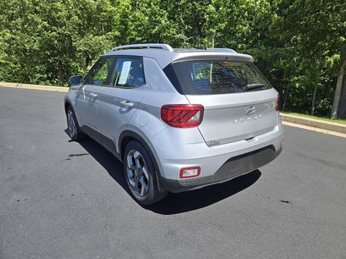 Used 2023 Hyundai Venue SEL FWD image 6