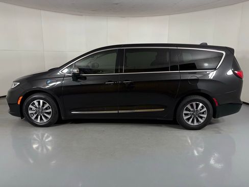 Used 2023 Chrysler Pacifica Limited image 5