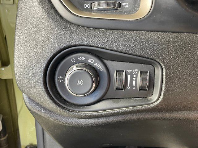 Used 2015 Jeep Renegade Latitude w/ Popular Equipment Group AWD/4WD image 14
