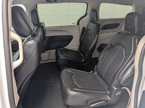 Certified 2024 Chrysler Pacifica Touring-L FWD image 22
