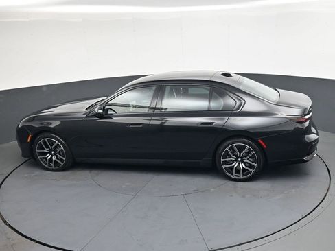 Used 2025 BMW 760i xDrive w/ Luxury Rear Seating Package image 22