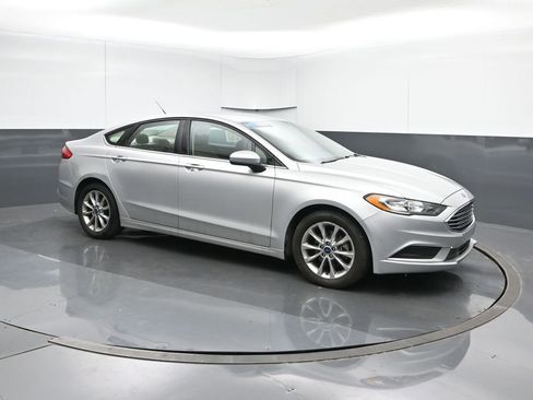 Used 2017 Ford Fusion SE image 7
