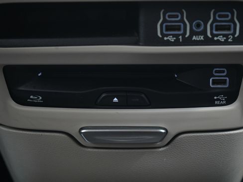 Used 2022 Chrysler Pacifica Touring-L w/ Uconnect Theater Family Group FWD image 21