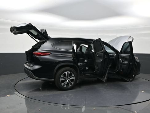 Used 2021 Toyota Highlander XLE FWD image 28