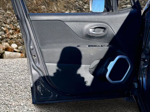 Used 2019 Jeep Renegade Latitude w/ Cold Weather Group image 22