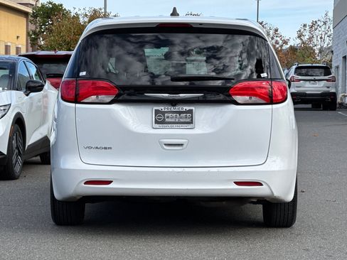 Used 2024 Chrysler Voyager LX image 5