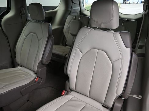 Used 2019 Chrysler Pacifica Touring-L Plus w/ Advanced Safetytec Group image 16