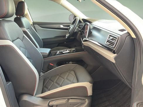 Used 2025 Volkswagen Atlas Peak Edition SE AWD/4WD image 11