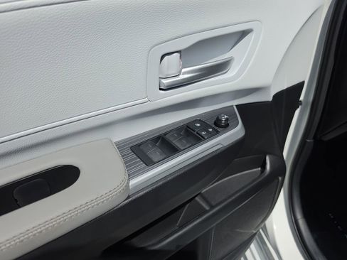 New 2026 Toyota Sienna XLE FWD image 11
