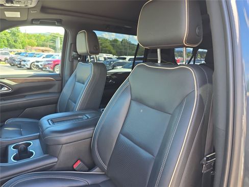 Used 2021 Chevrolet Suburban Premier w/ Premium Package AWD/4WD image 20