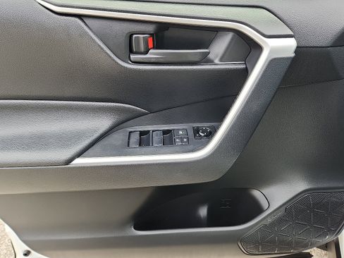 Used 2019 Toyota RAV4 LE image 12