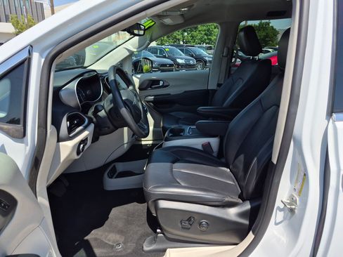 Used 2024 Chrysler Pacifica Touring-L FWD image 16
