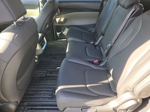 New 2026 Kia Carnival LXS image 12