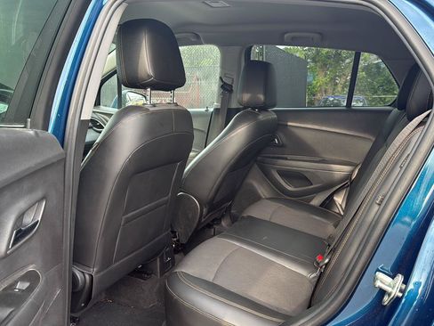 Used 2020 Chevrolet Trax LT w/ LT Convenience Package FWD image 10
