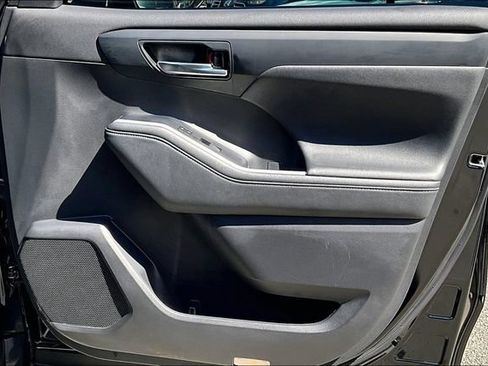 Used 2021 Toyota Highlander XLE FWD image 19
