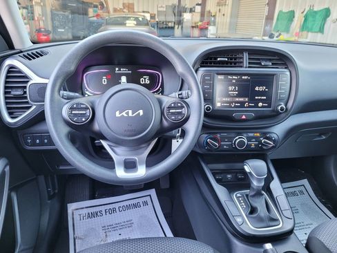 Used 2025 Kia Soul LX w/ LX Technology Package FWD image 18