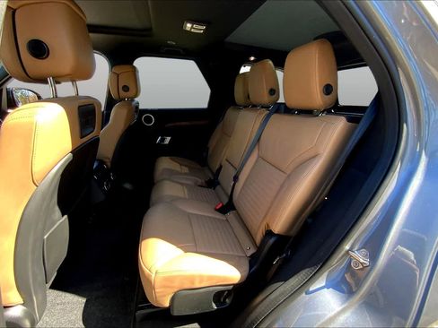 Used 2025 Land Rover Discovery Dynamic SE AWD/4WD image 19