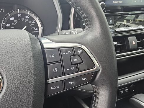 Used 2021 Toyota Highlander XLE AWD/4WD image 26