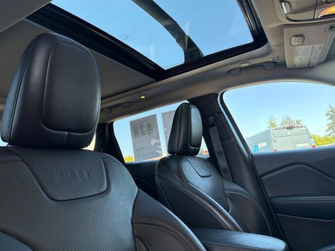 Used 2019 Jeep Cherokee Limited w/ Luxury Group AWD/4WD image 16