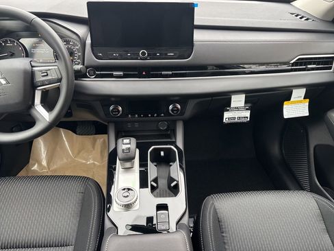 New 2026 Mitsubishi Outlander ES image 18