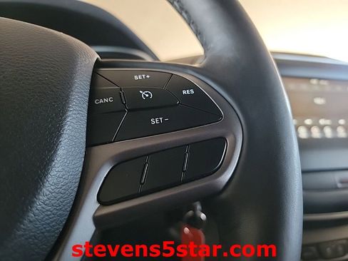 Used 2019 Jeep Cherokee Latitude w/ Cold Weather Group image 18