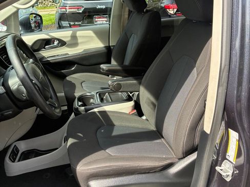 Used 2020 Chrysler Pacifica Touring FWD image 22