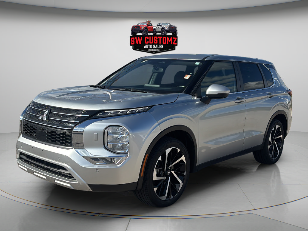 Used 2024 Mitsubishi Outlander AWD image 3