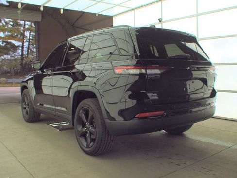 Used 2023 Jeep Grand Cherokee Limited w/ Black Appearance Package AWD/4WD image 4
